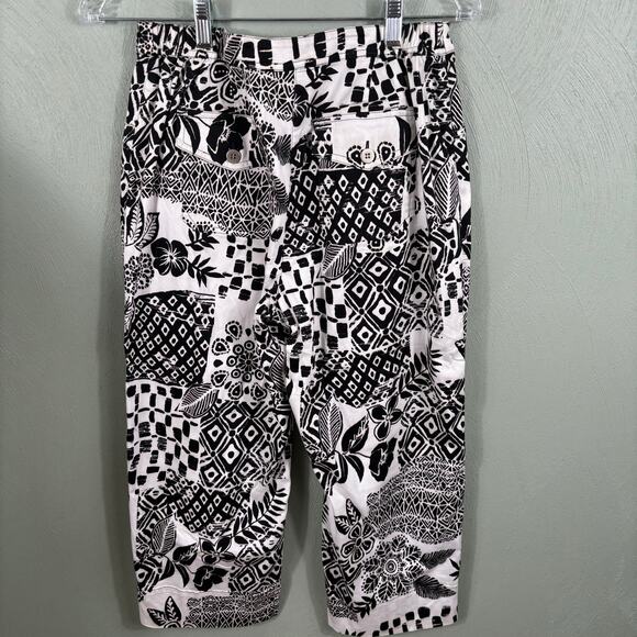 Chico's Women's Size 1 Medium Black and Whire Floral Geometric Capri Crop Pants - Picture 3 of 11